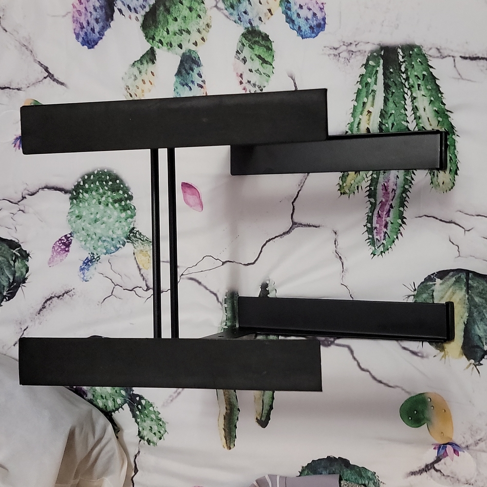 Adjustable laptop riser